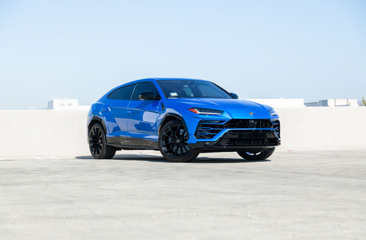 Blue Lamborghini Urus (1)