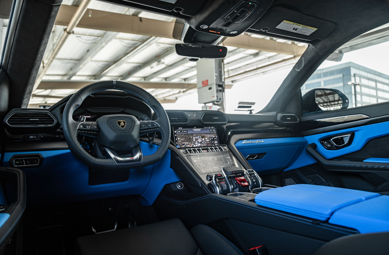 Blue Lamborghini Urus (11)