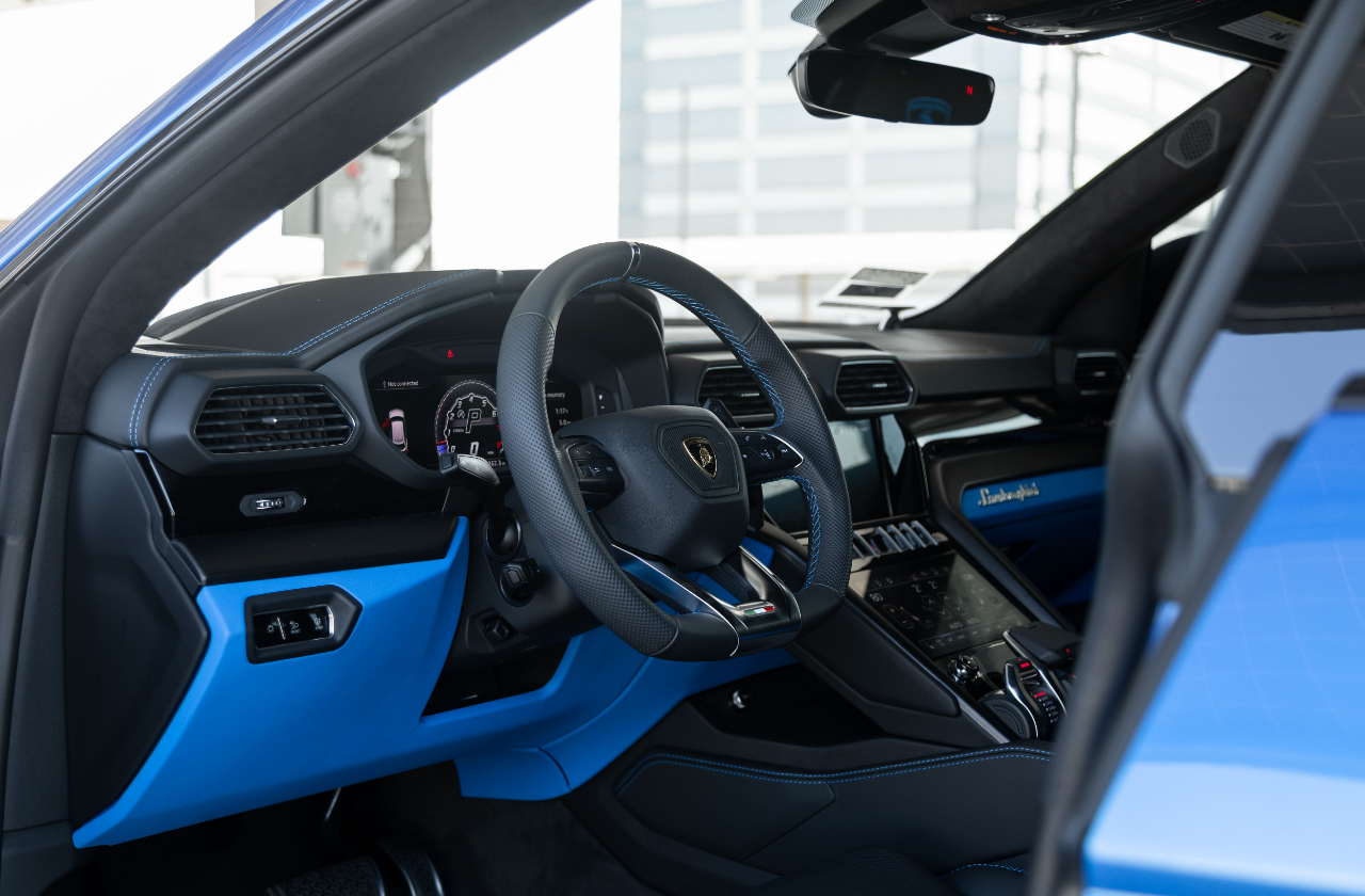 Blue Lamborghini Urus (13)