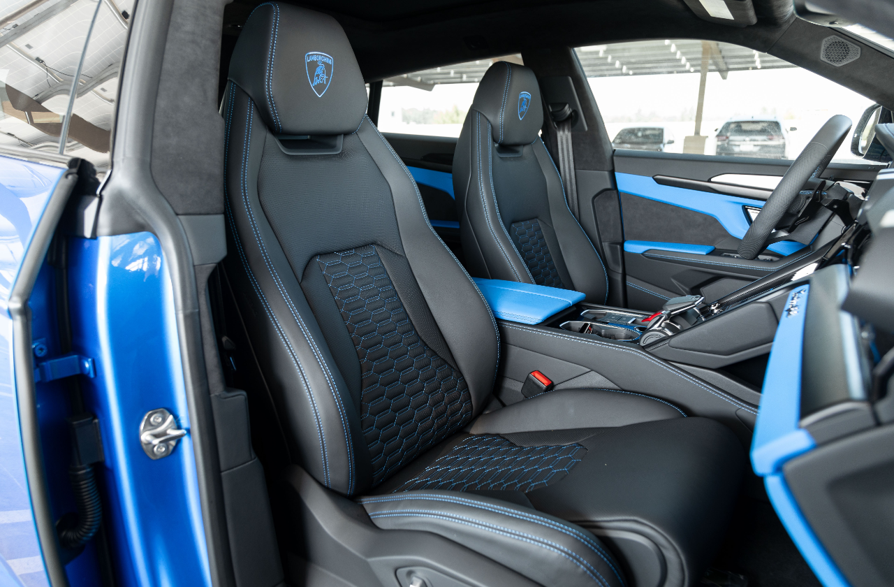 Blue Lamborghini Urus (14)