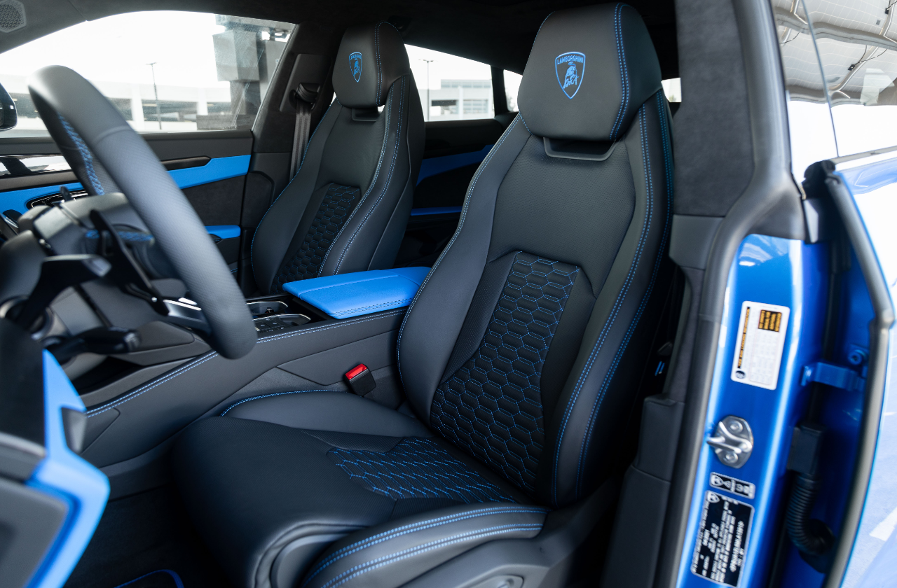 Blue Lamborghini Urus (15)