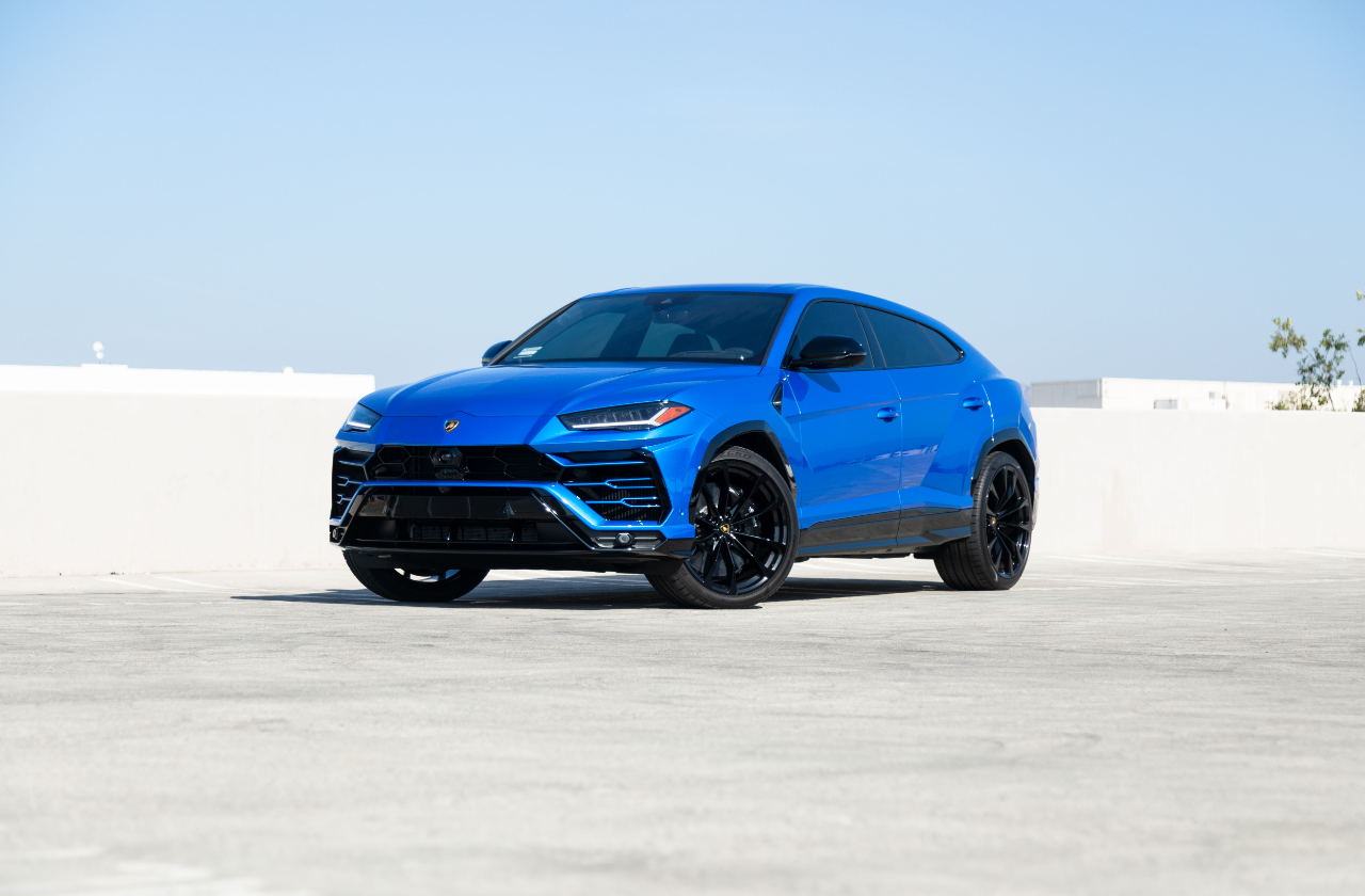 Blue Lamborghini Urus (2)