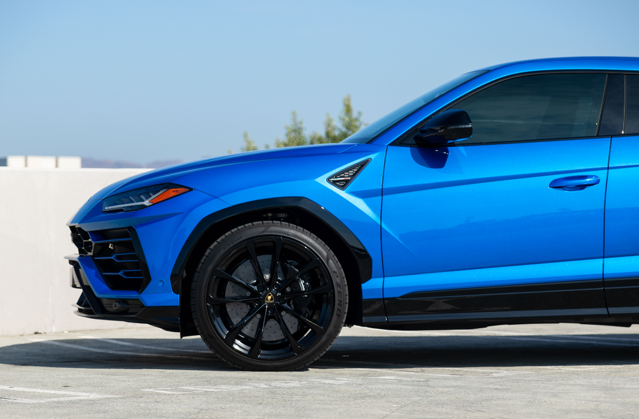 Blue Lamborghini Urus (27)