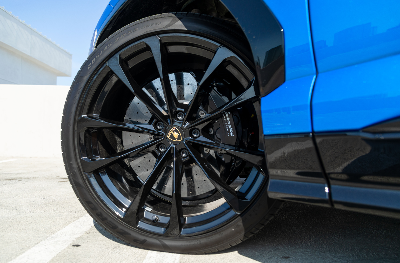 Blue Lamborghini Urus (28)