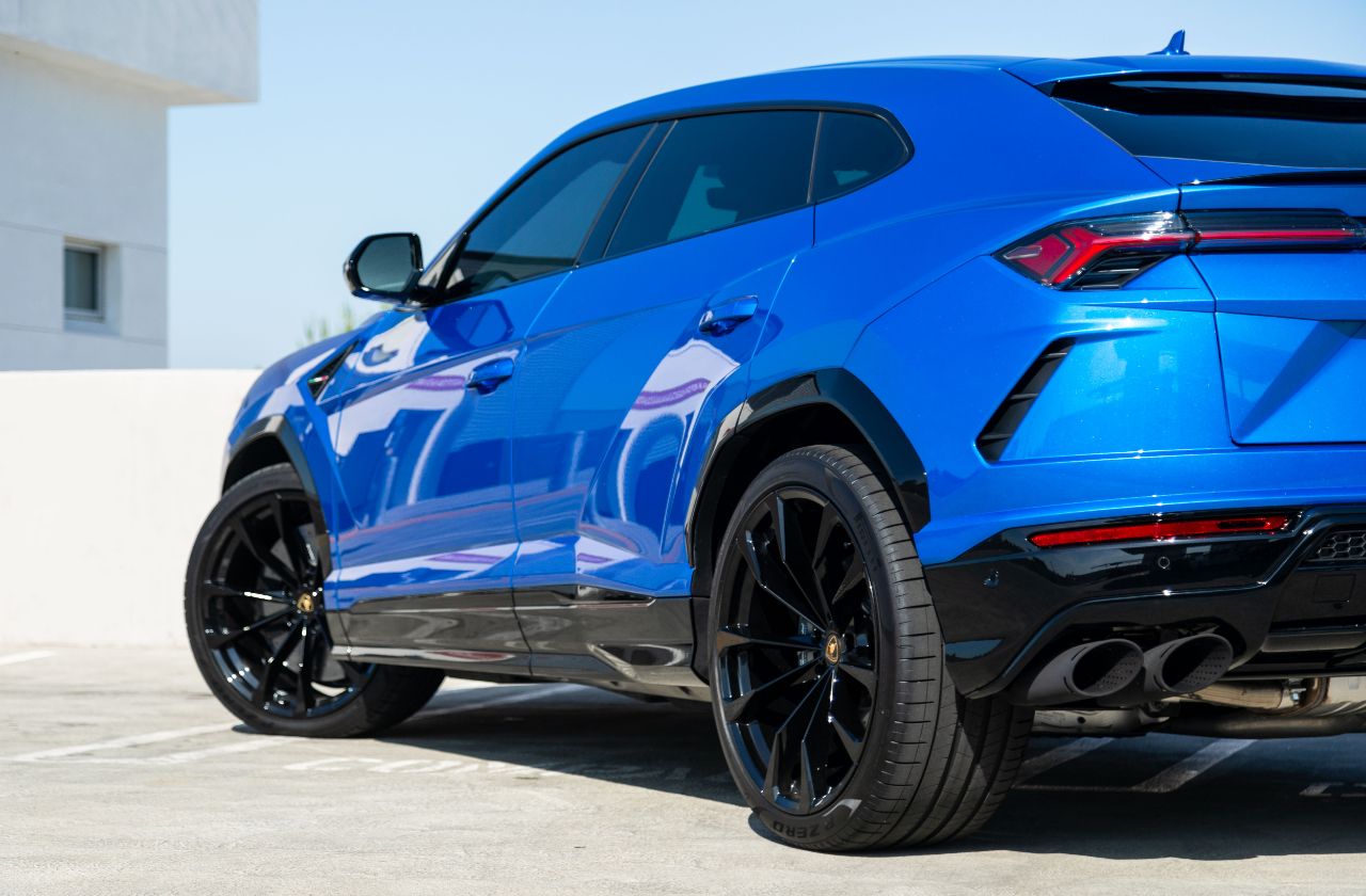 Blue Lamborghini Urus (29)