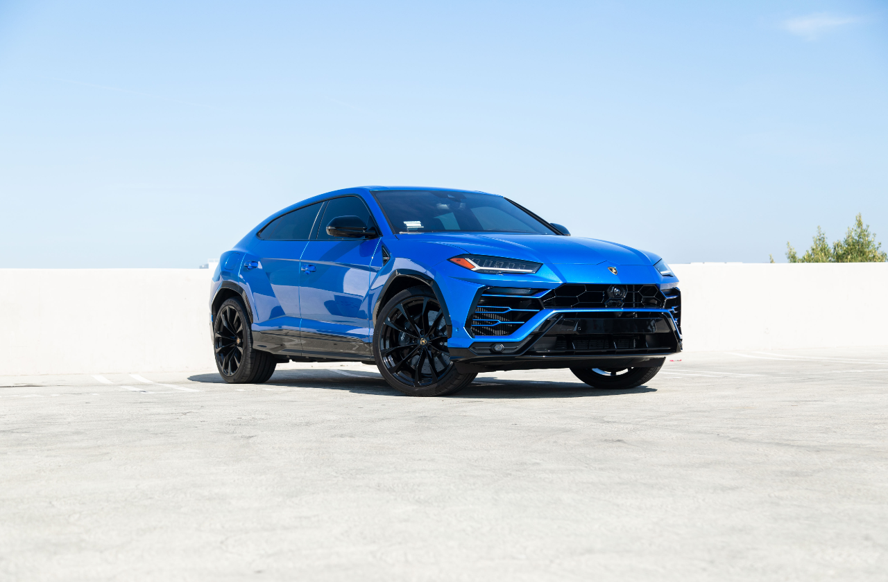 Blue Lamborghini Urus (3)