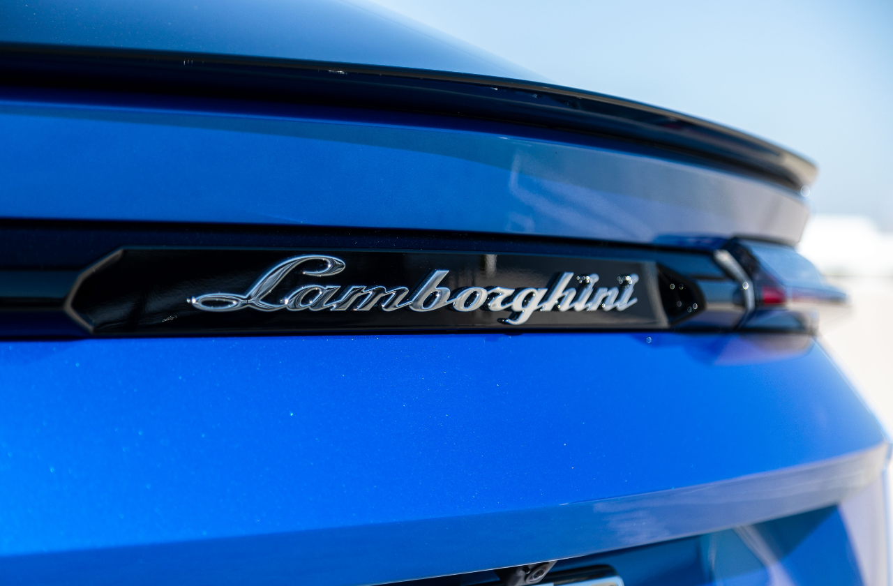 Blue Lamborghini Urus (30)