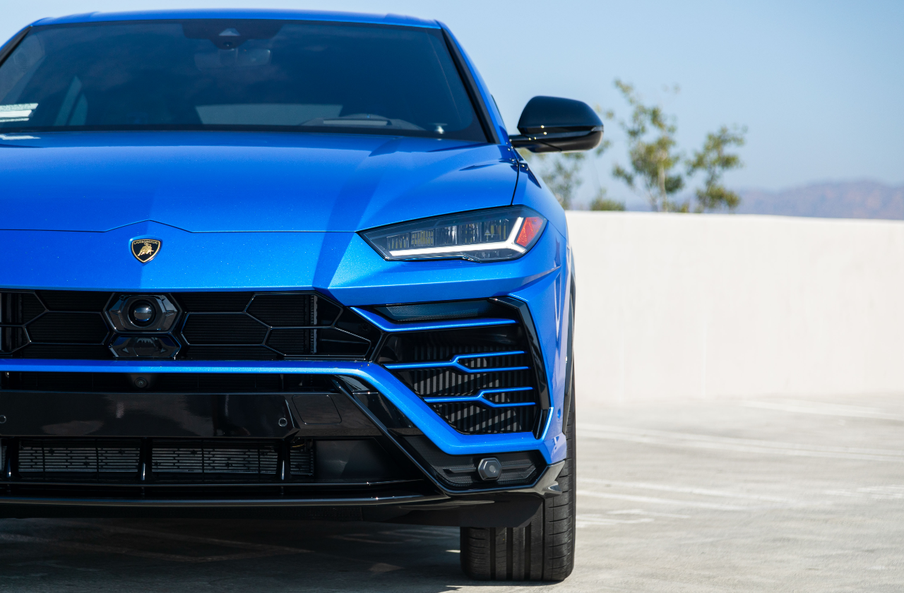 Blue Lamborghini Urus (32)