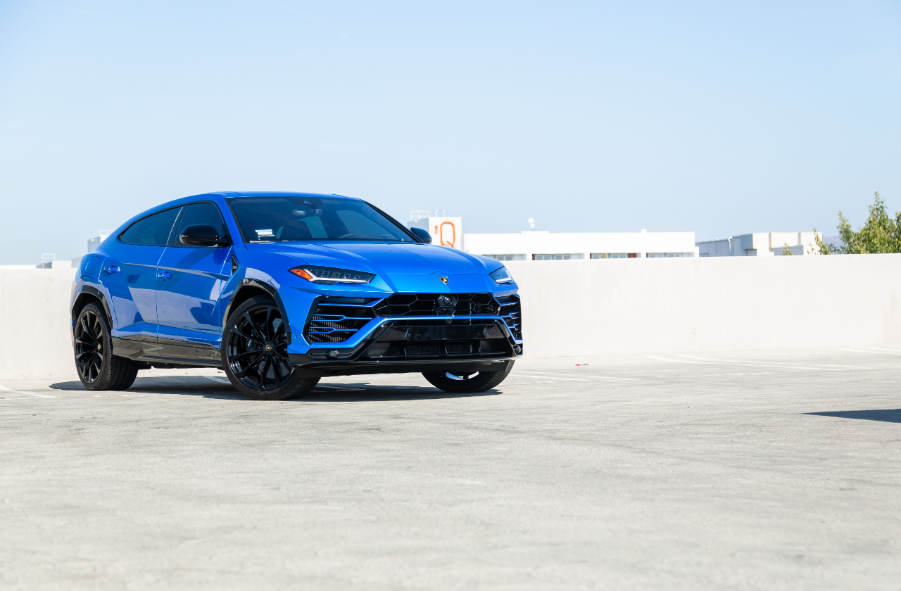 Blue Lamborghini Urus (34)