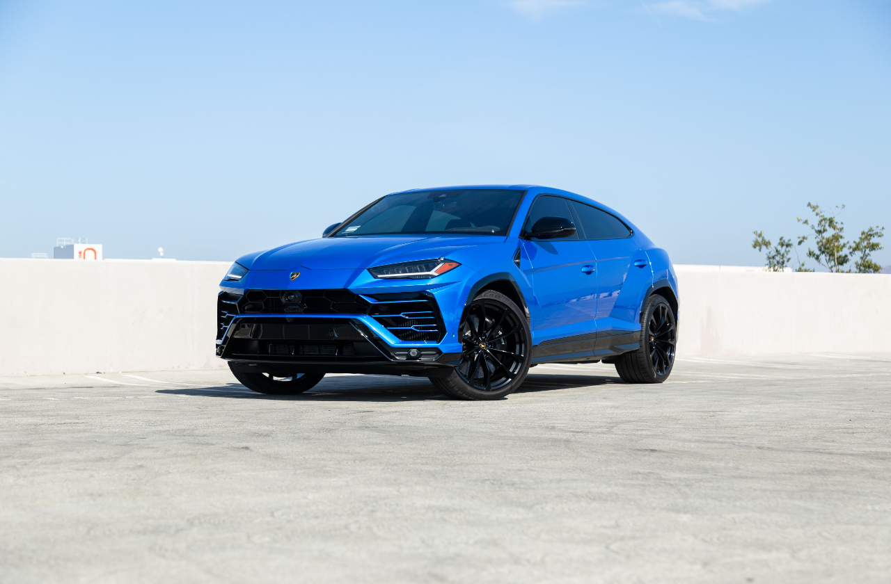 Blue Lamborghini Urus (4)