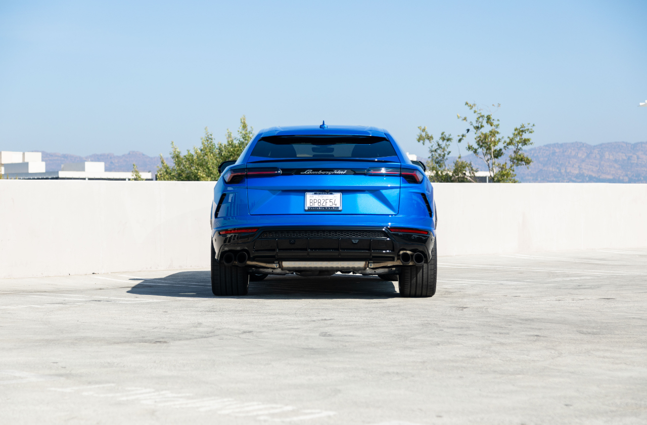 Blue Lamborghini Urus (6)