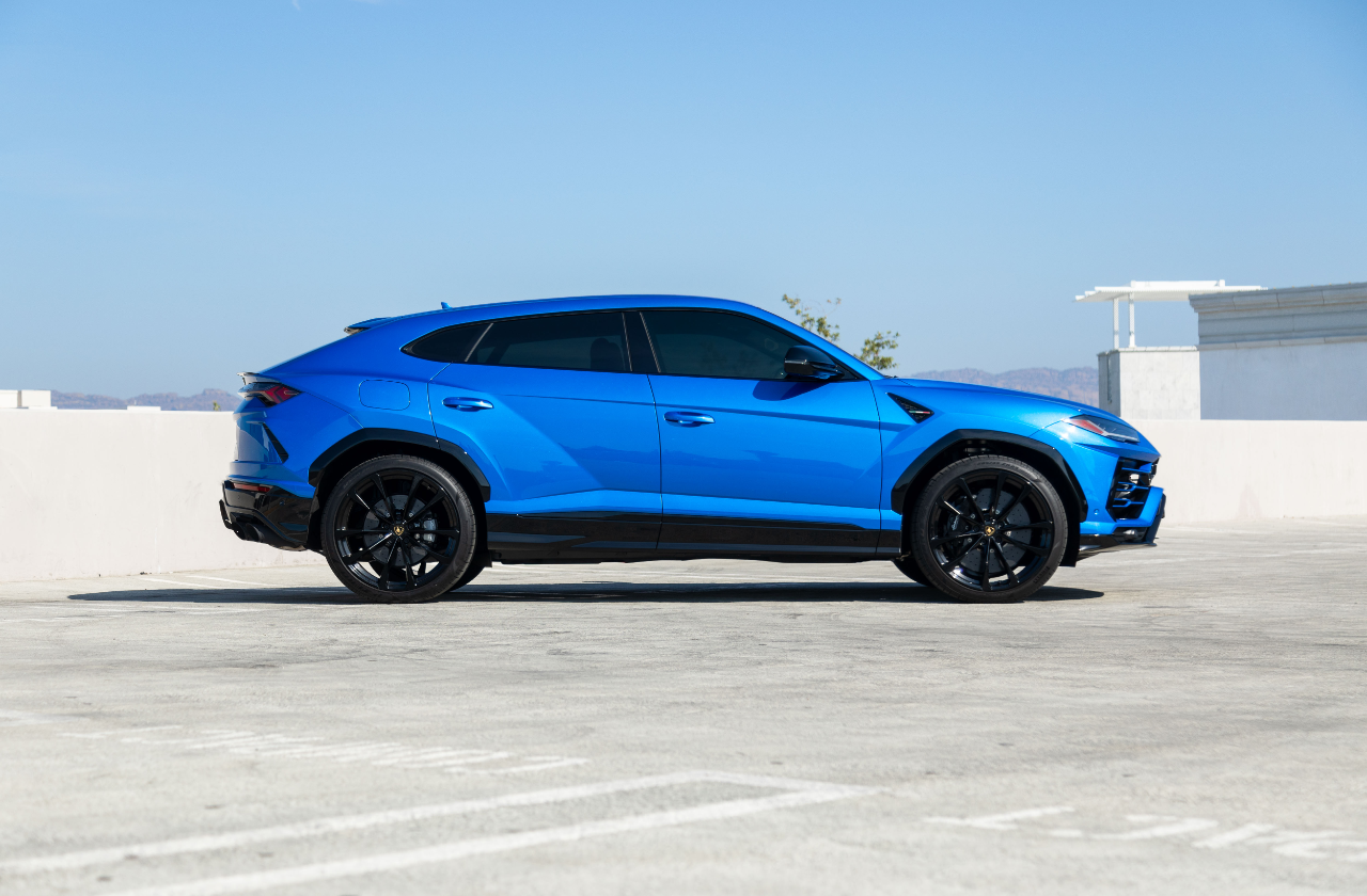 Blue Lamborghini Urus (7)