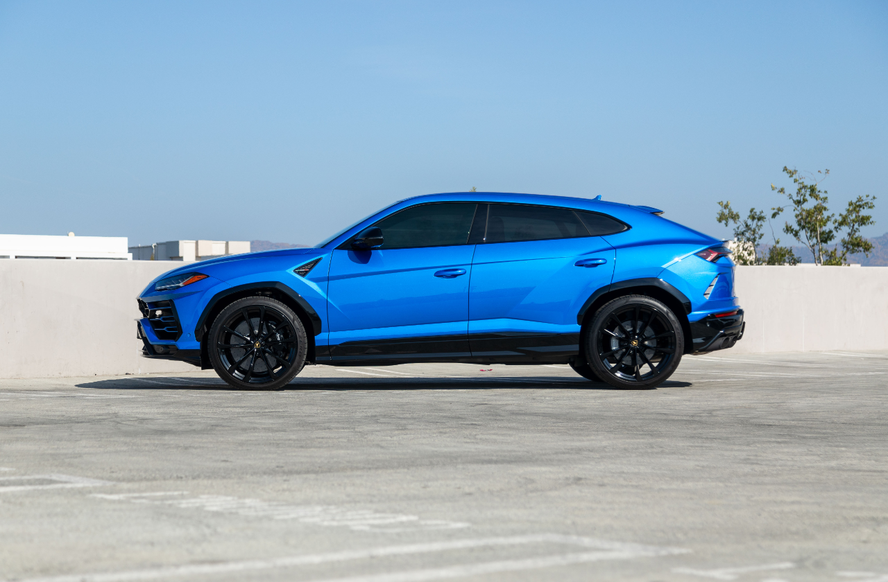 Blue Lamborghini Urus (8)