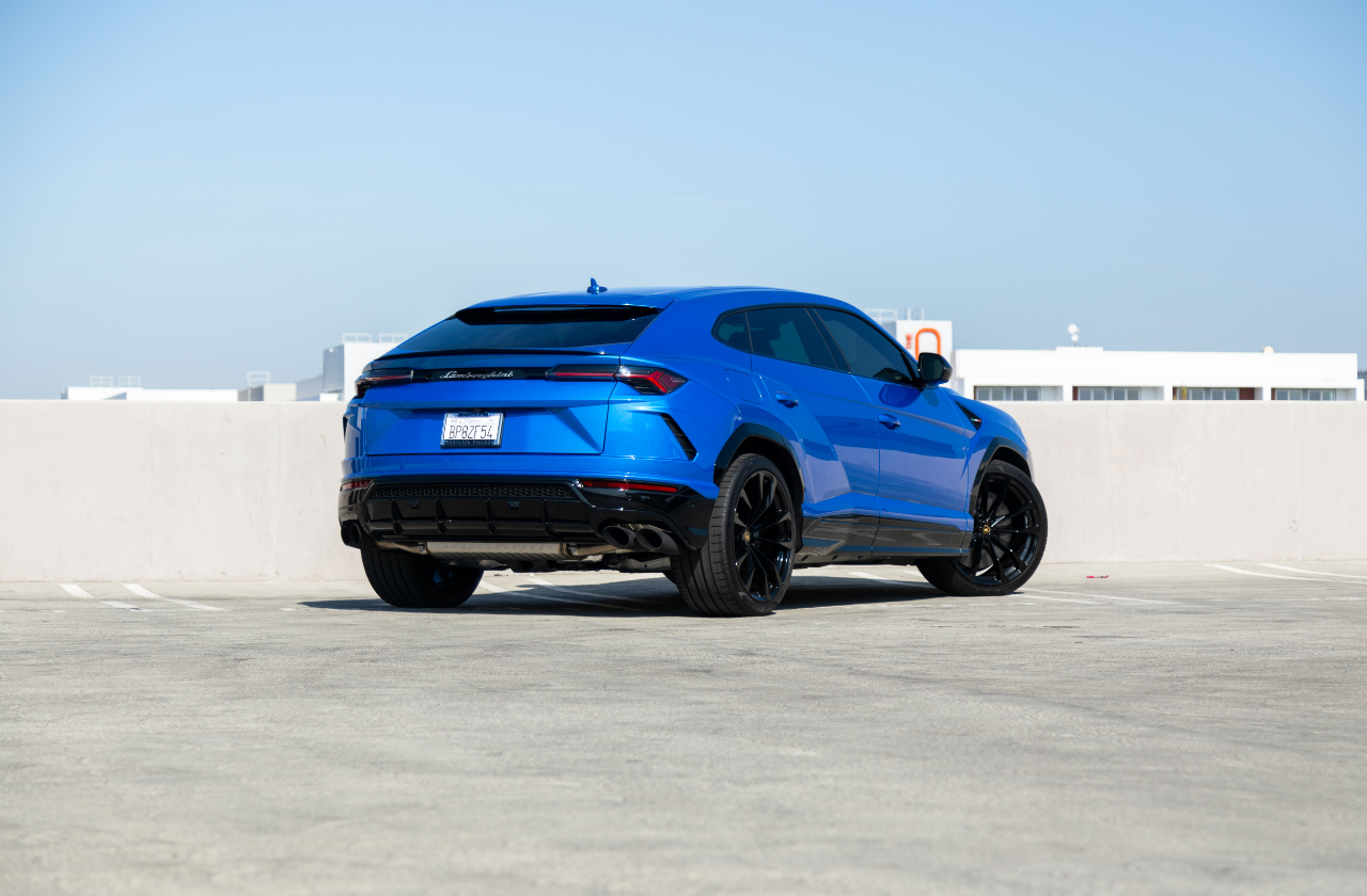 Blue Lamborghini Urus (9)