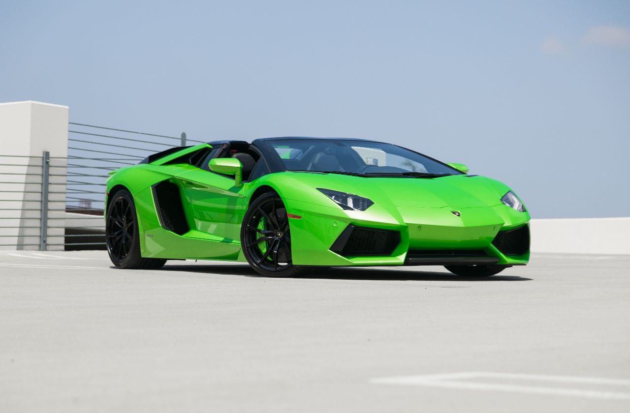 Green Lamborghini Aventador (1)