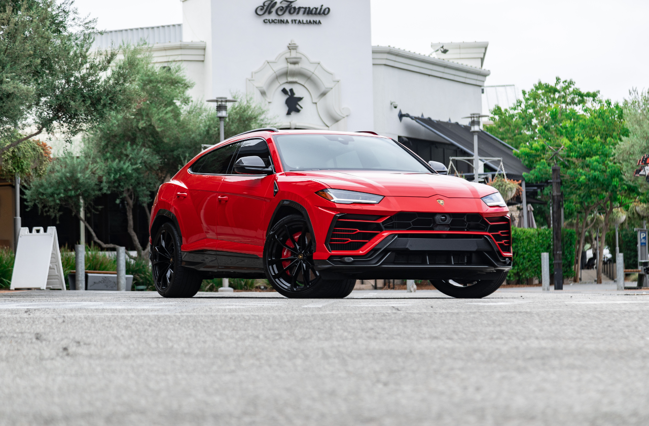 Red Lamborghini Urus (1)