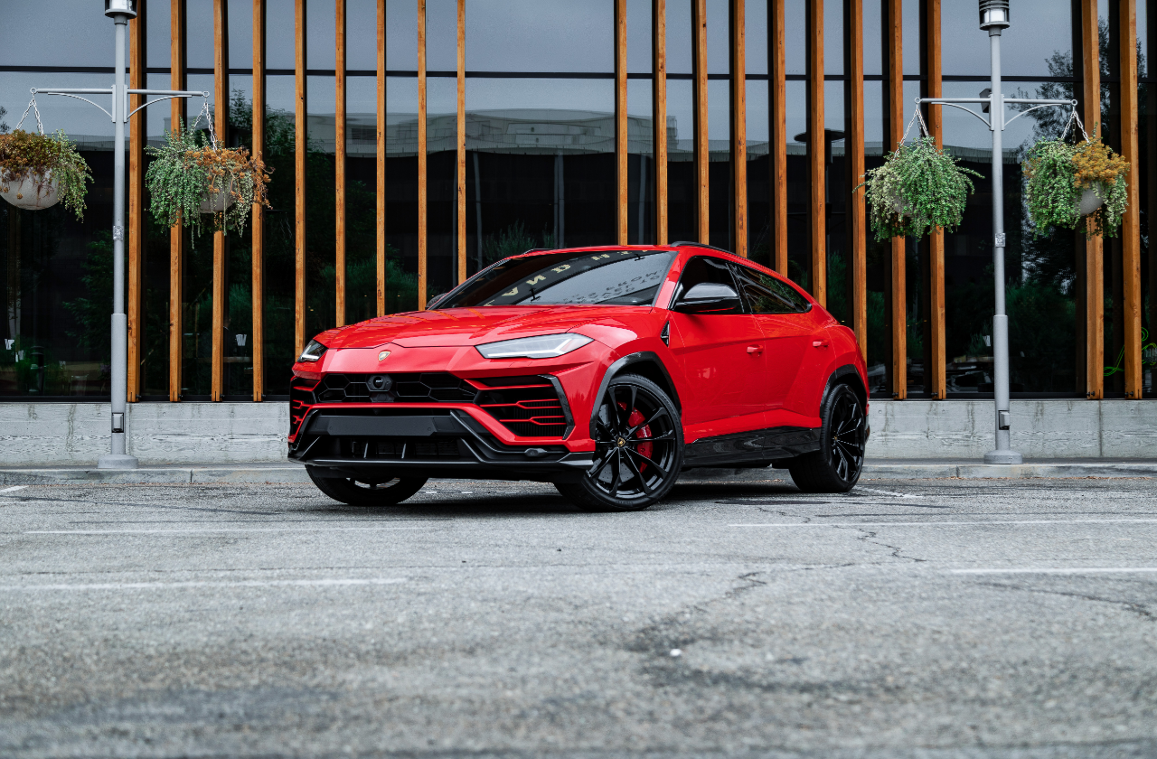 Red Lamborghini Urus (10)