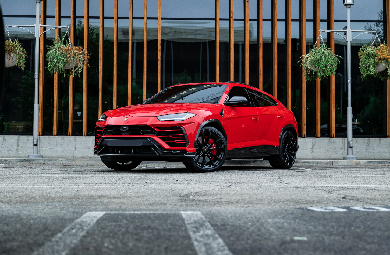 Red Lamborghini Urus (11)