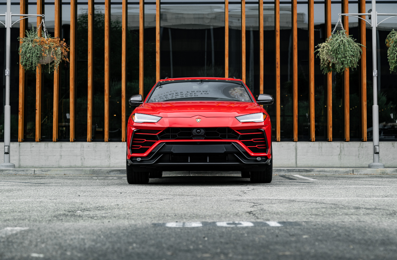 Red Lamborghini Urus (12)