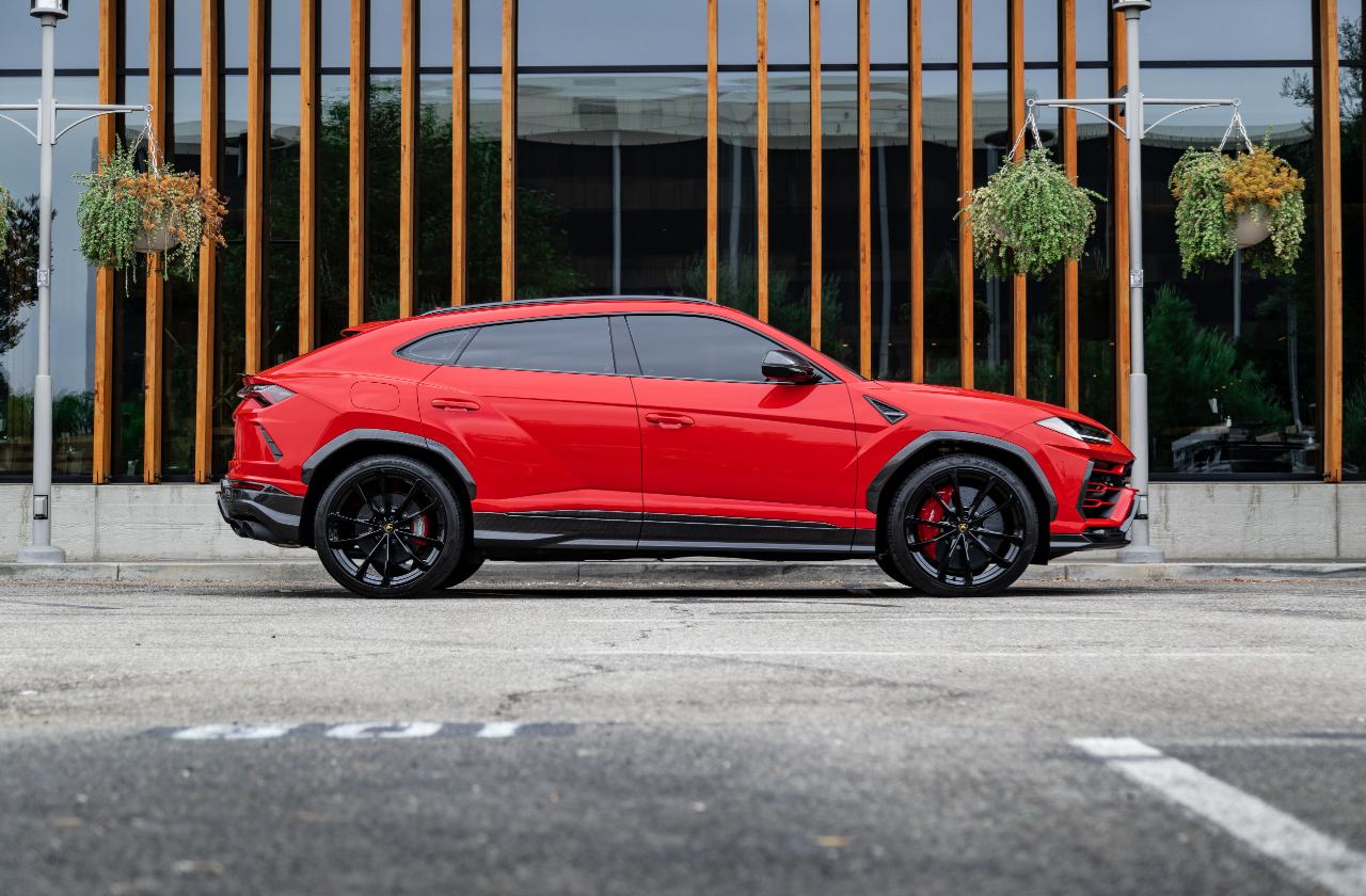 Red Lamborghini Urus (14)