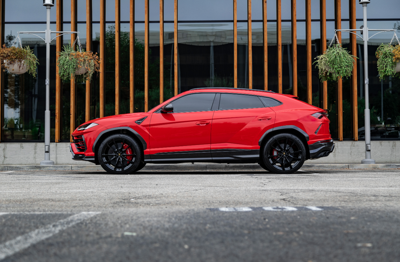 Red Lamborghini Urus (15)