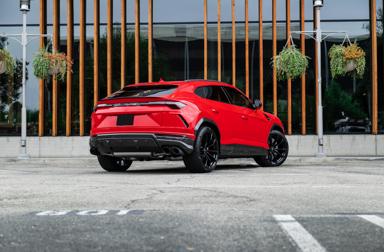 Red Lamborghini Urus (16)