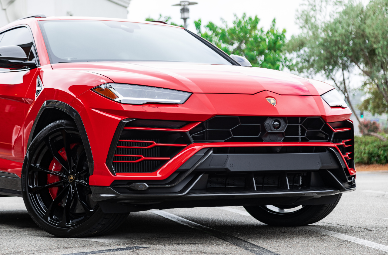 Red Lamborghini Urus (2)