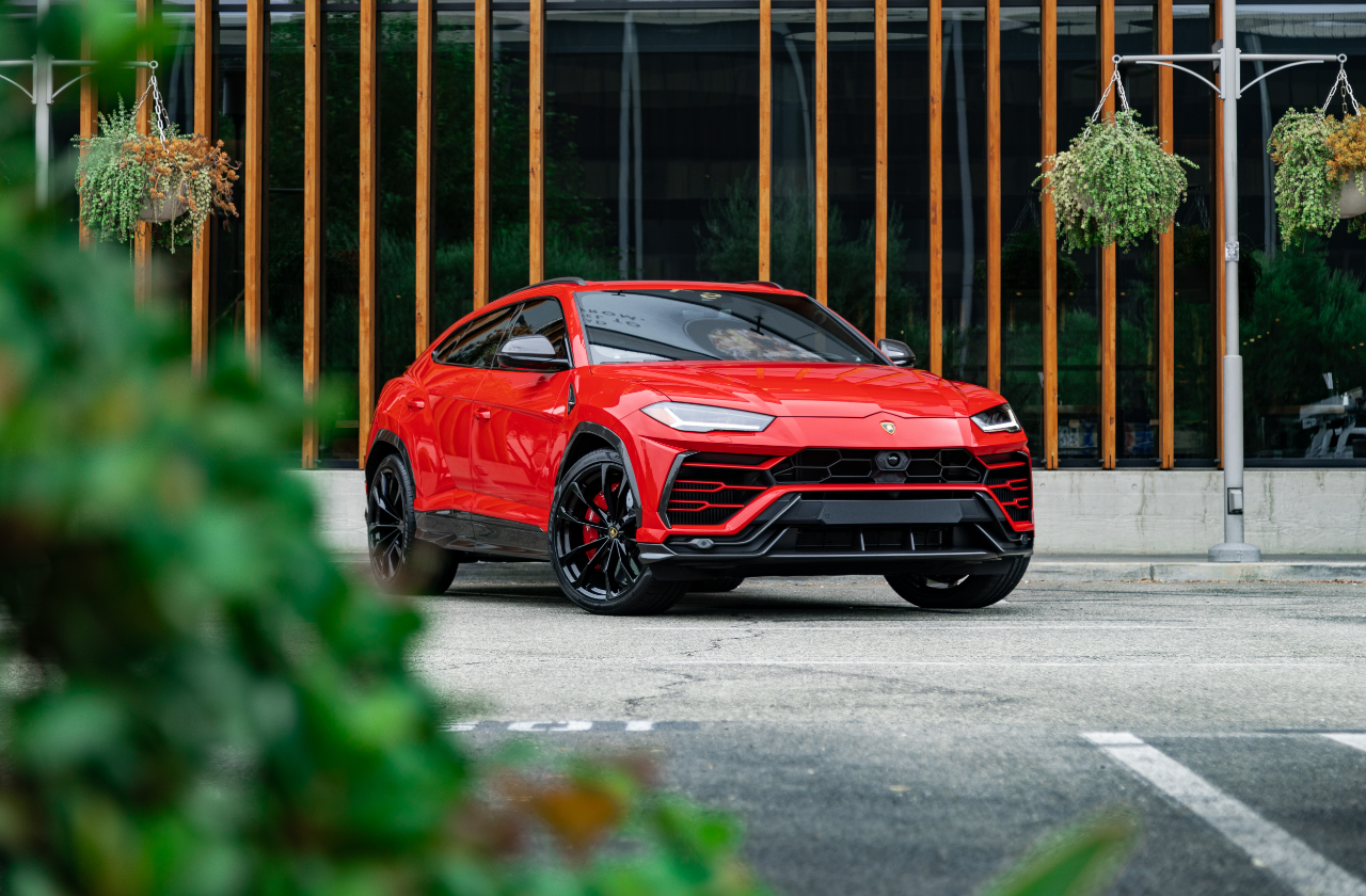 Red Lamborghini Urus (3)