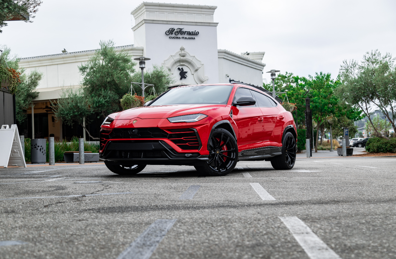 Red Lamborghini Urus (32)