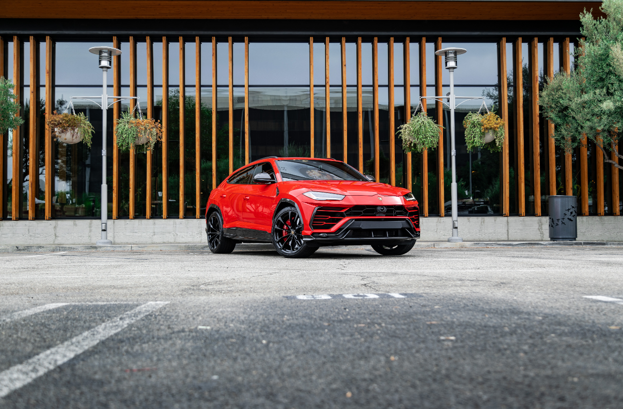 Red Lamborghini Urus (36)