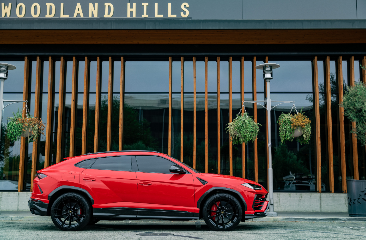 Red Lamborghini Urus (37)