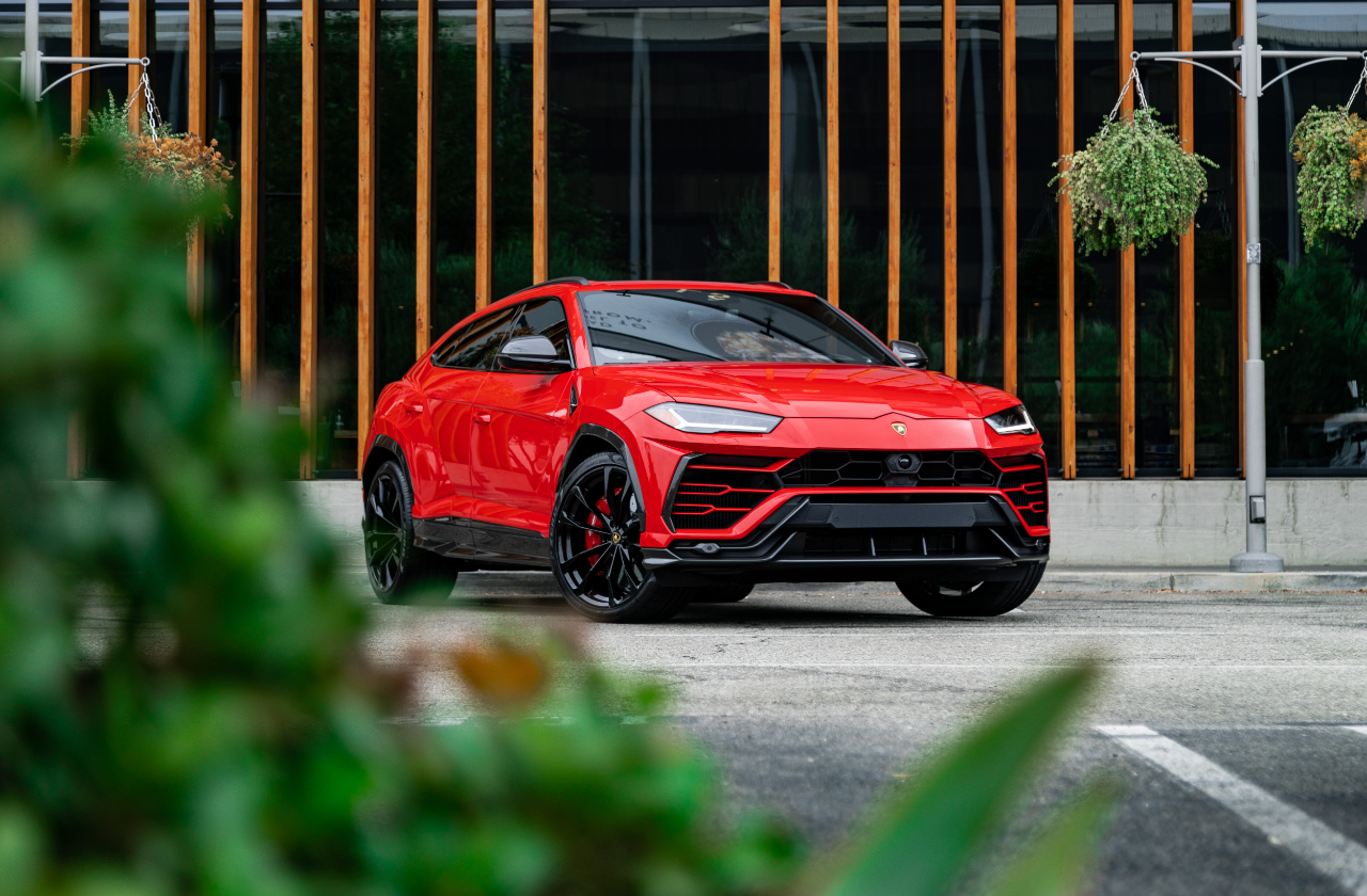 Red Lamborghini Urus (4)