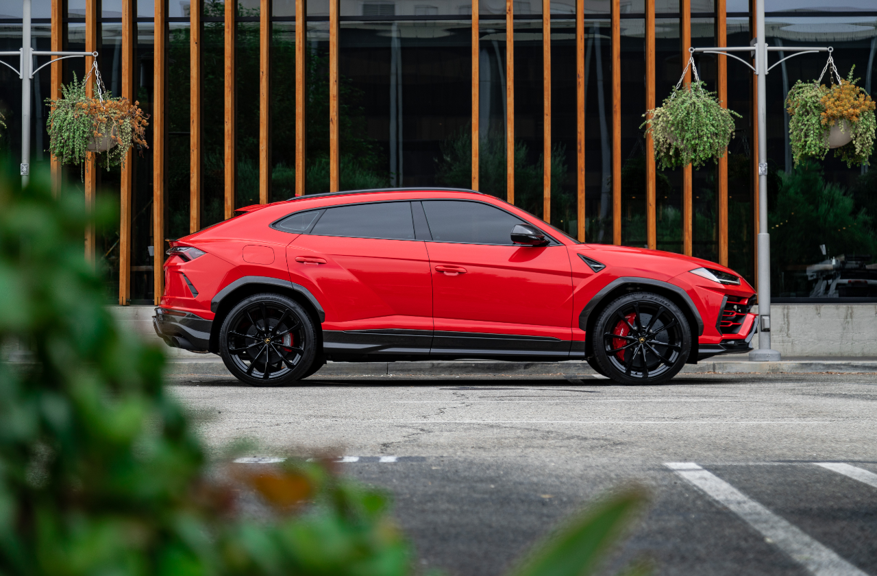 Red Lamborghini Urus (5)