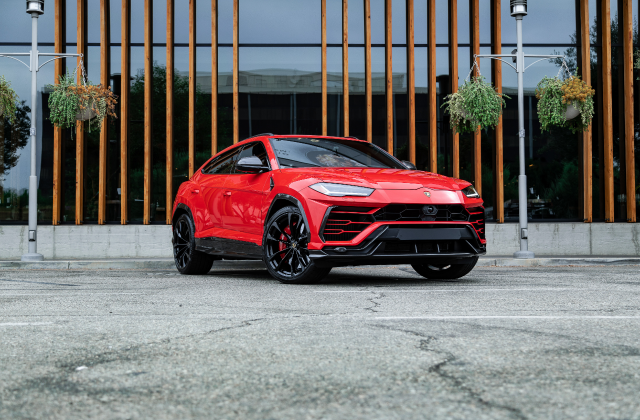 Red Lamborghini Urus (8)