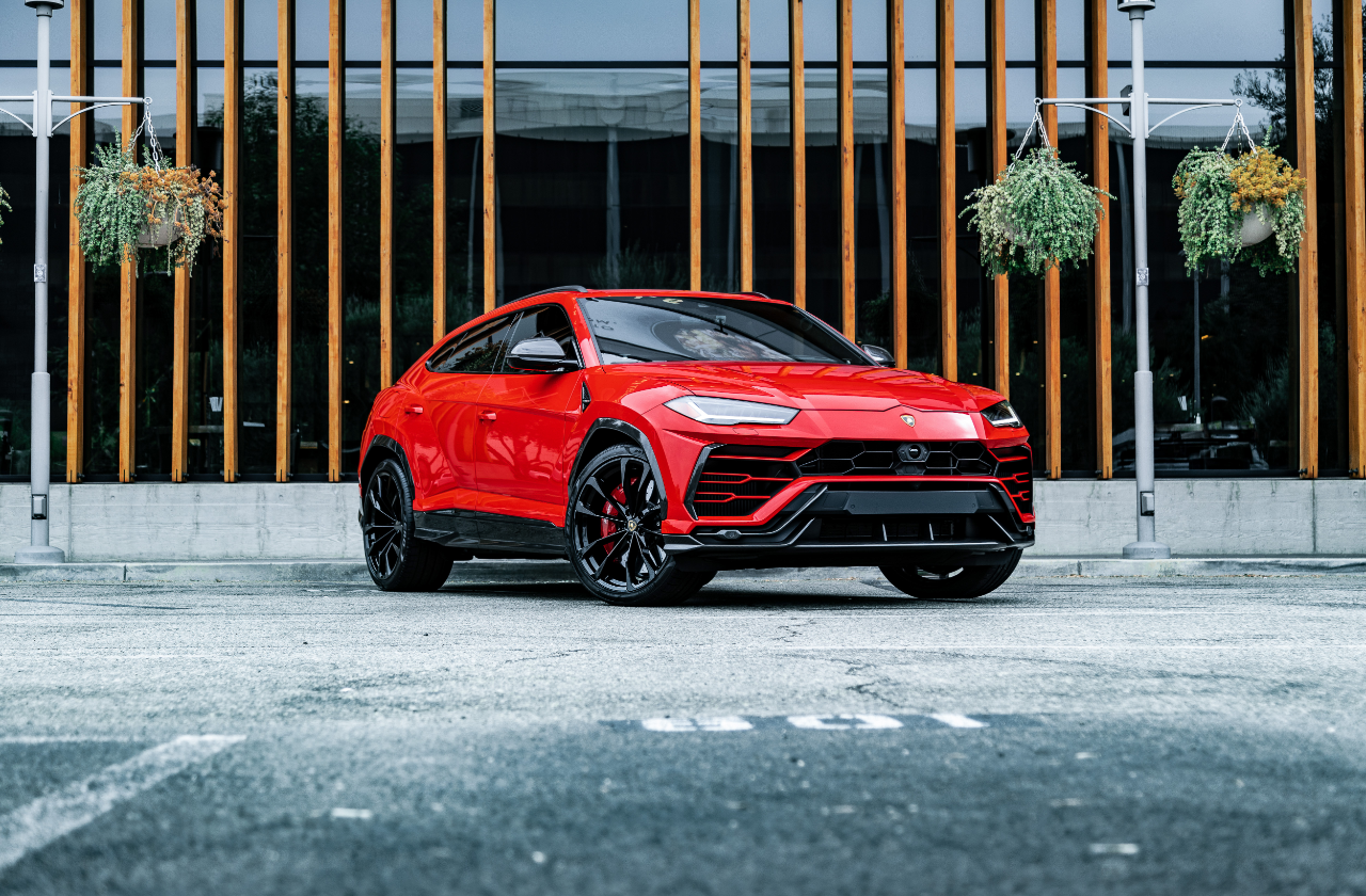 Red Lamborghini Urus (9)